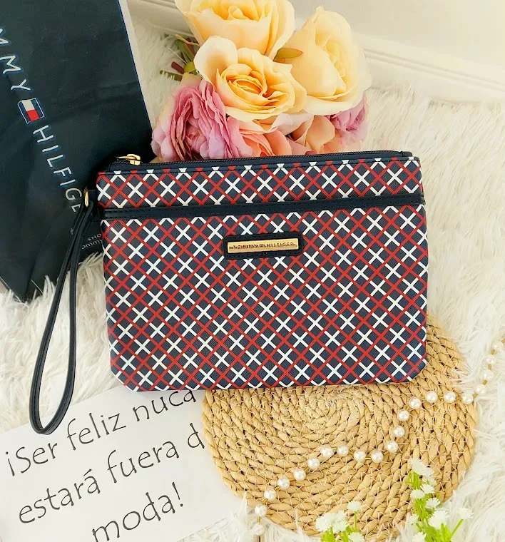 Cartera Tommy Hilfiger para dama color azul con estampado de rombos