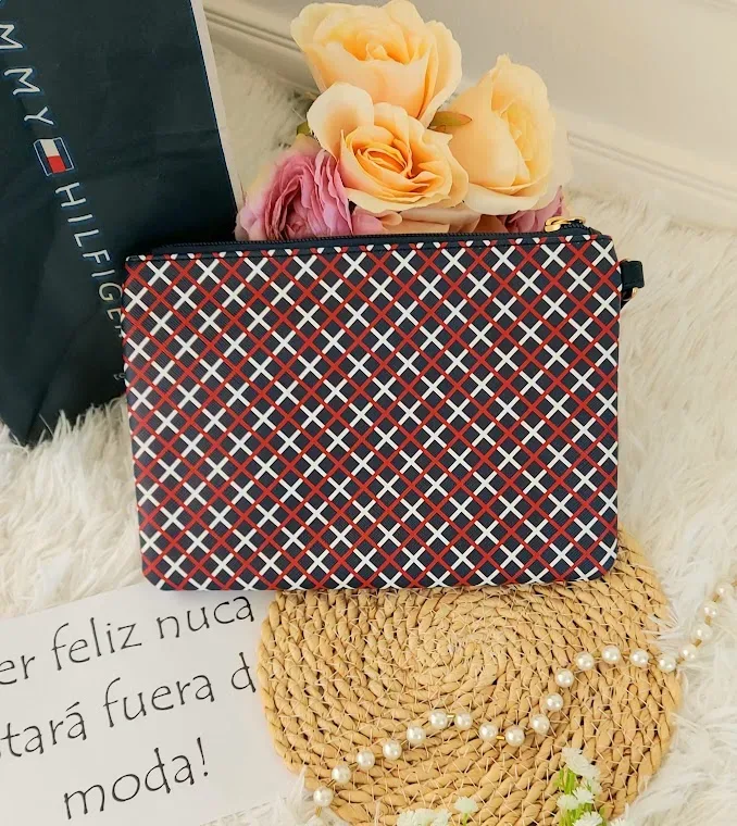 Cartera Tommy Hilfiger para dama color azul con estampado de rombos