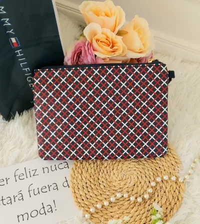 Cartera Tommy Hilfiger para dama color azul con estampado de rombos