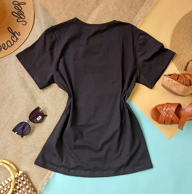 Camiseta para dama con diseño de mujer y bolso