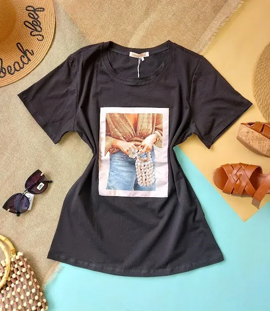 Camiseta para dama con diseño de mujer y bolso