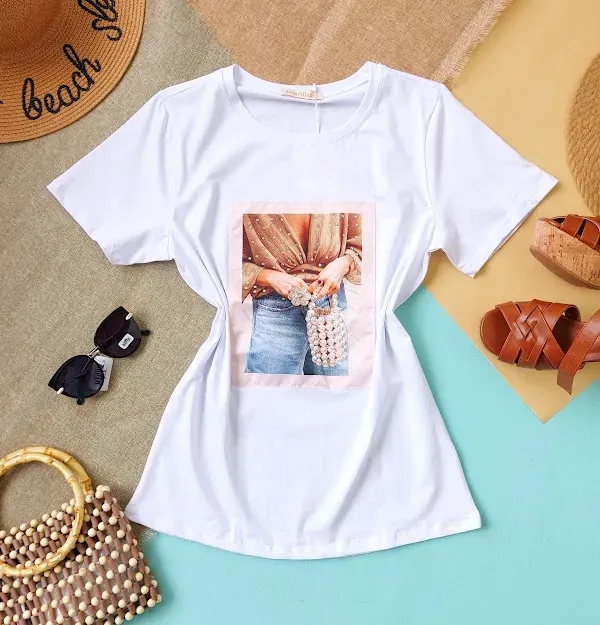 Camiseta para dama con diseño de mujer y bolso
