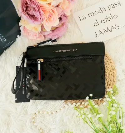 Cartera Tommy Hilfiger para dama color negro