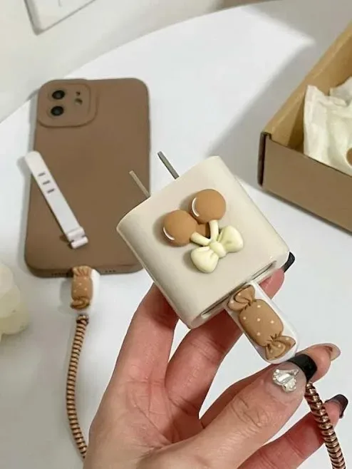 Funda protectora para cargador diseño de cereza y  confite