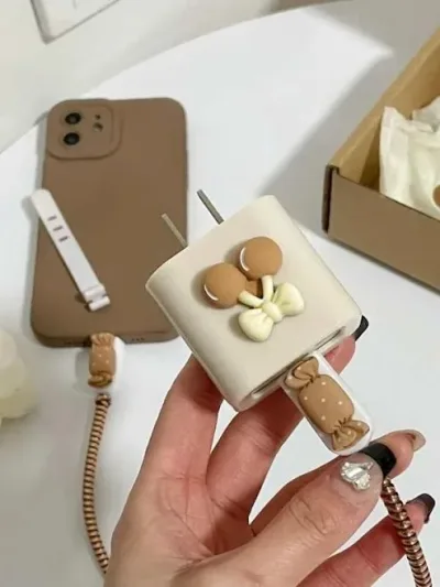 Funda protectora para cargador diseño de cereza y  confite