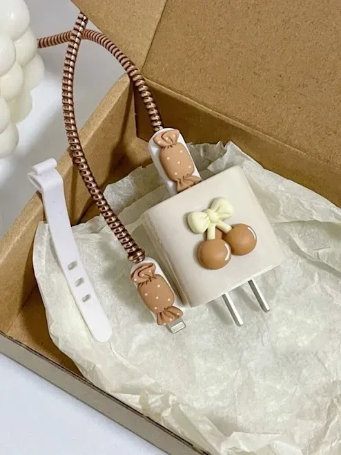 Funda protectora para cargador diseño de cereza y  confite