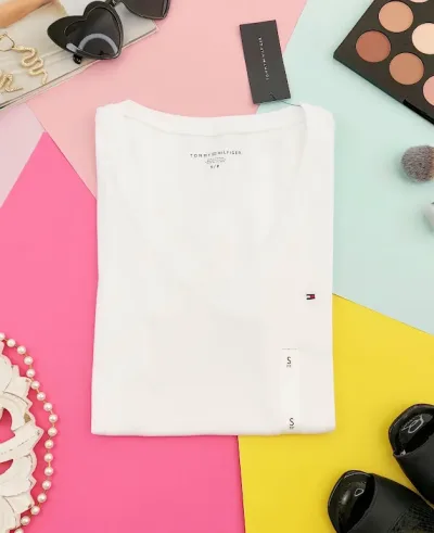 Camiseta Tommy Hilfiger para dama cuello V color blanco