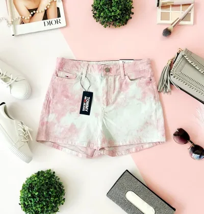 Short Tommy Hilfiger para dama patron tie dye rosa con celeste