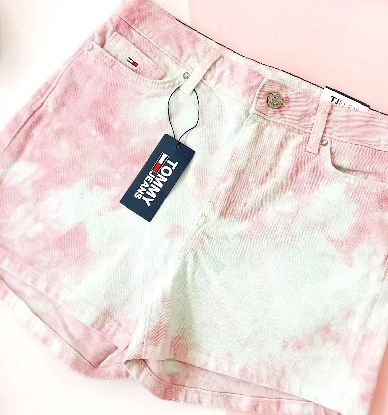 Short Tommy Hilfiger para dama patron tie dye rosa con celeste
