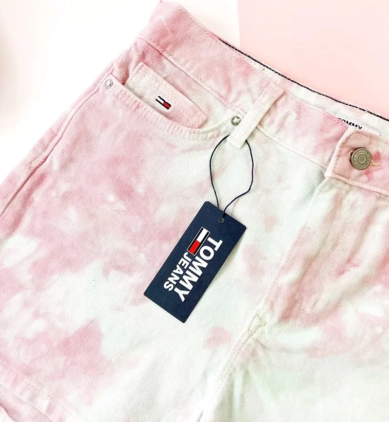 Short Tommy Hilfiger para dama patron tie dye rosa con celeste