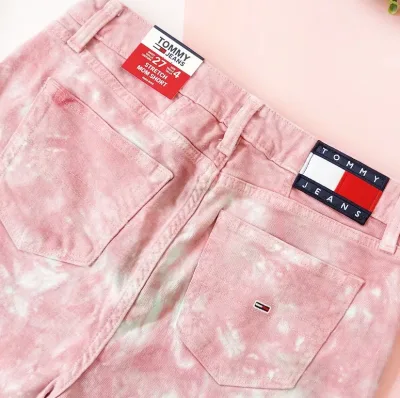 Short Tommy Hilfiger para dama patron tie dye rosa con celeste
