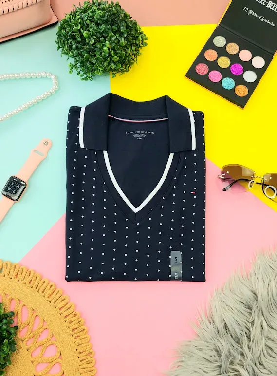 Camiseta Tommy Hilfiger para dama color azul con puntos blancos