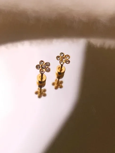 Aretes para dama de acero inoxidable con diseño de flor