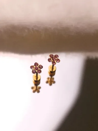 Aretes para dama de acero inoxidable con diseño de flor