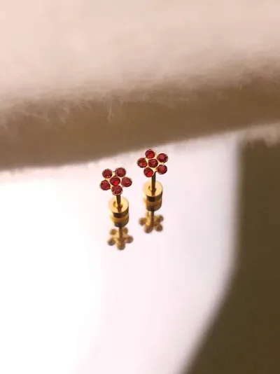 Aretes para dama de acero inoxidable con diseño de flor