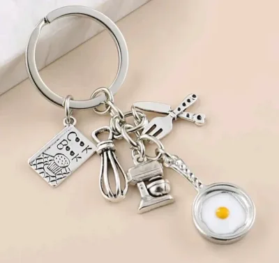 Llavero con diseño de accesorios de cocina