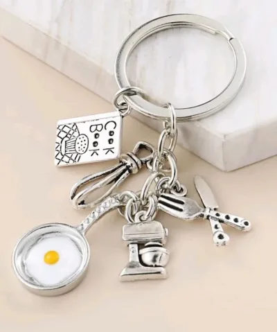 Llavero con diseño de accesorios de cocina