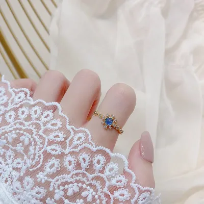 Anillo de fantasía con diseño de flor.