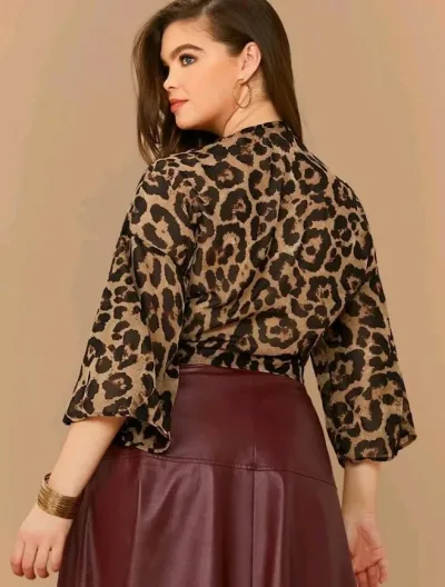 Blusa con estampado de leopardo