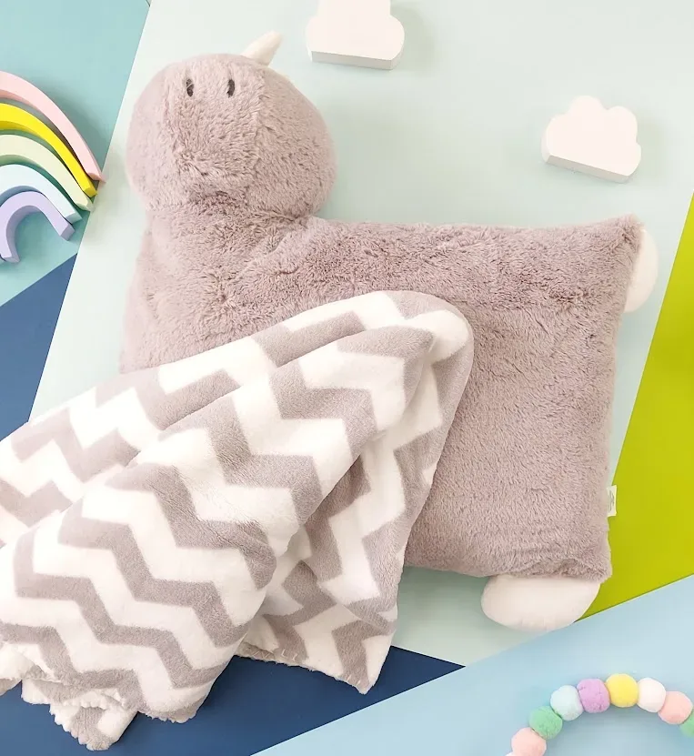 Conjunto de almohada y cobija con diseño de dinosaurio