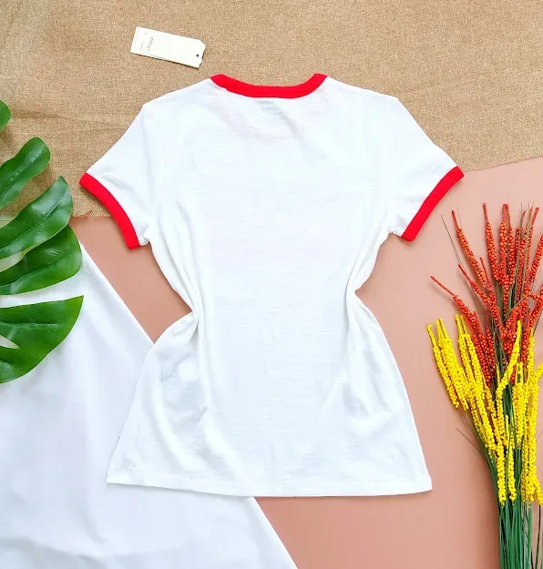 Camiseta Levi´s para dama color blanco logo azul y rojo