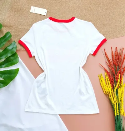 Camiseta Levi´s para dama color blanco logo azul y rojo