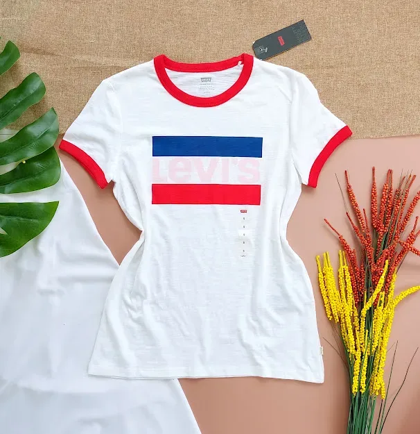 Camiseta Levi´s para dama color blanco logo azul y rojo