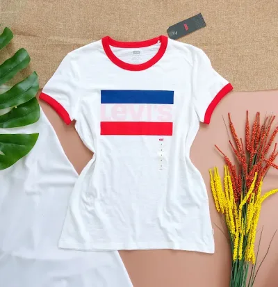 Camiseta Levi´s para dama color blanco logo azul y rojo