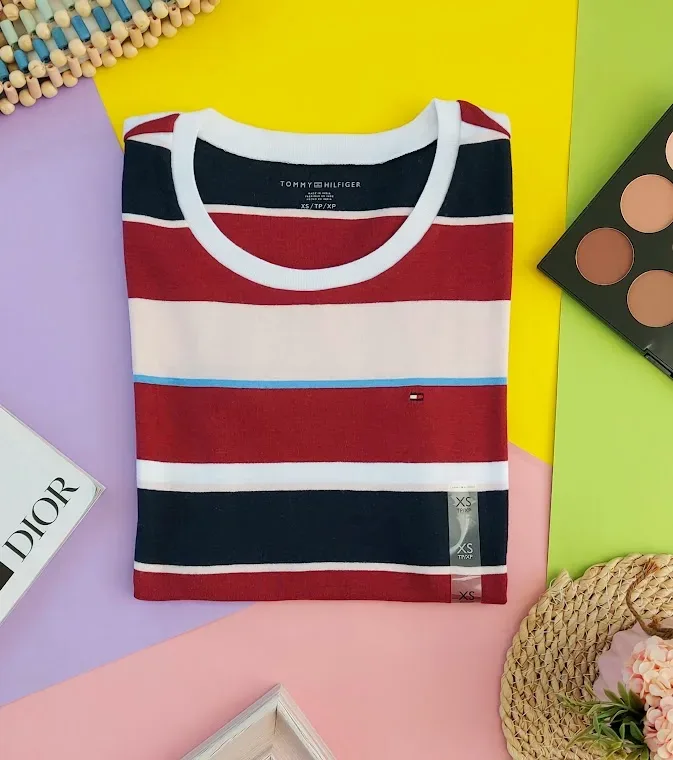 Camiseta Tommy Hilfiger para dama diseño a rayas color blanco