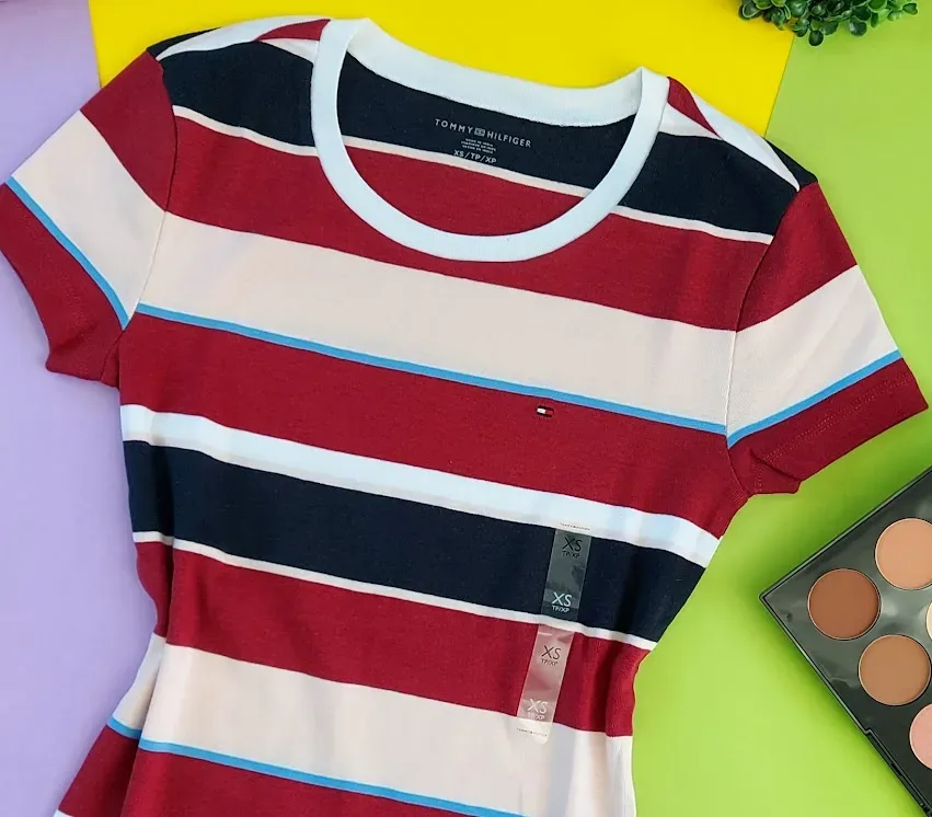 Camiseta Tommy Hilfiger para dama diseño a rayas color blanco