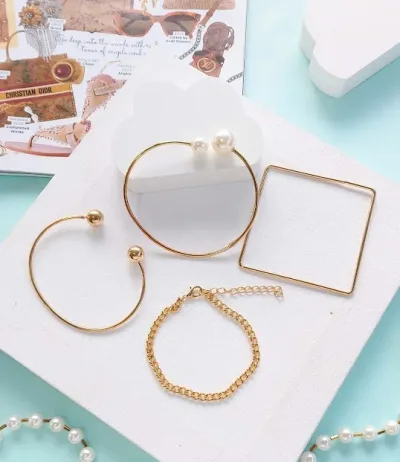 Set de pulseras de fantasía para dama color dorado