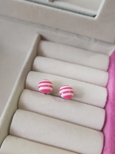 Par de aretes para dama diseño circular blanco y fucsia