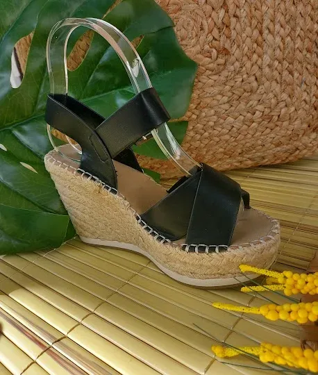 Sandalia para dama color negro de plataforma