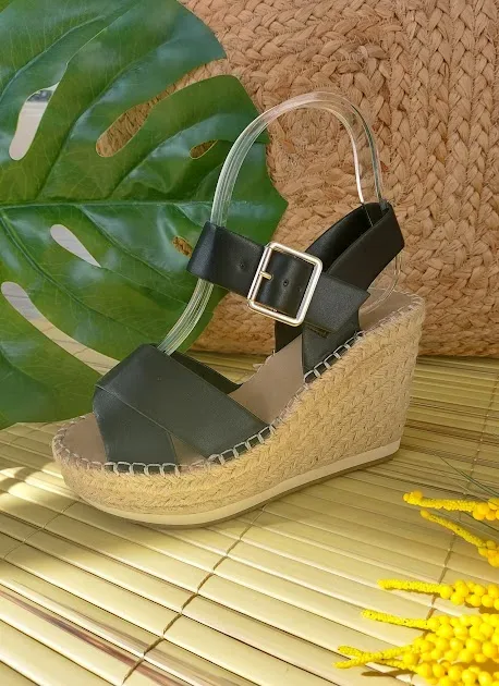 Sandalia para dama color negro de plataforma