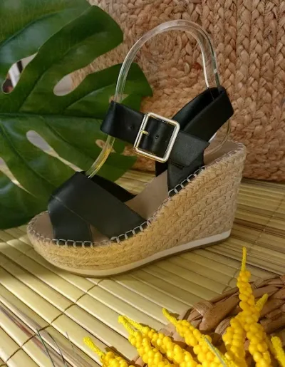 Sandalia para dama color negro de plataforma