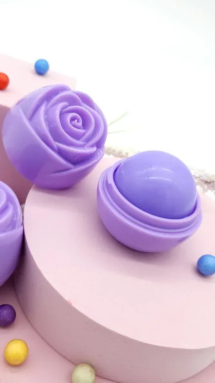 Bálsamo labial para dama aroma a rosas