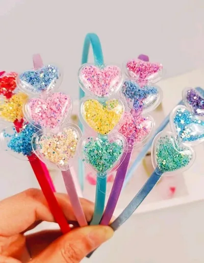 Diadema con diseño de corazón para niña