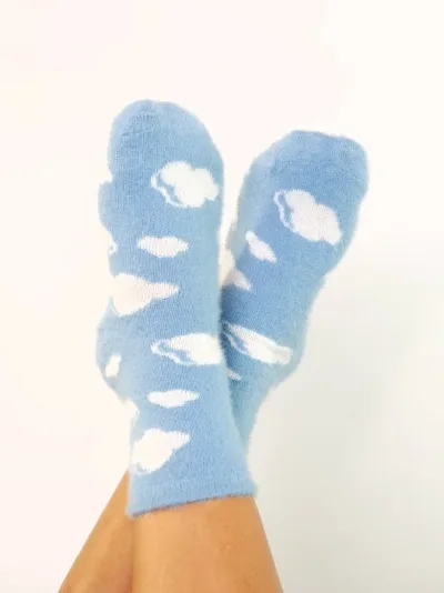 Medias de peluche con diseño de nubes