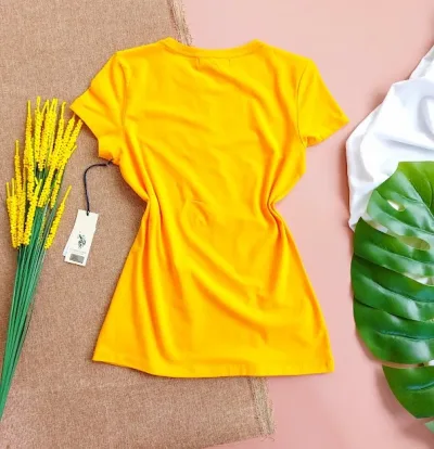 Camiseta U.S Polo para dama color amarillo franja interior color fucsia