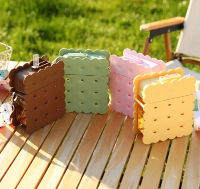 Botella de agua de plástico con forma de galleta.