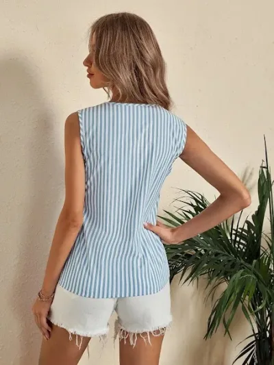 Blusa para dama color celeste con diseño de rayas.