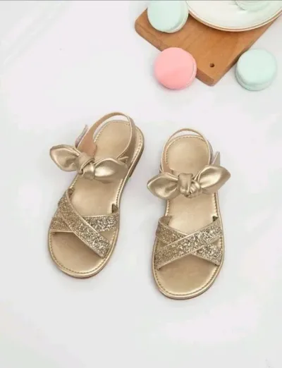 Sandalias para niña color dorado
