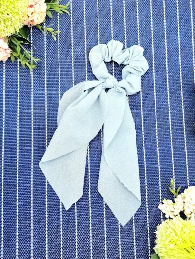 Cola con tiras color gris claro
