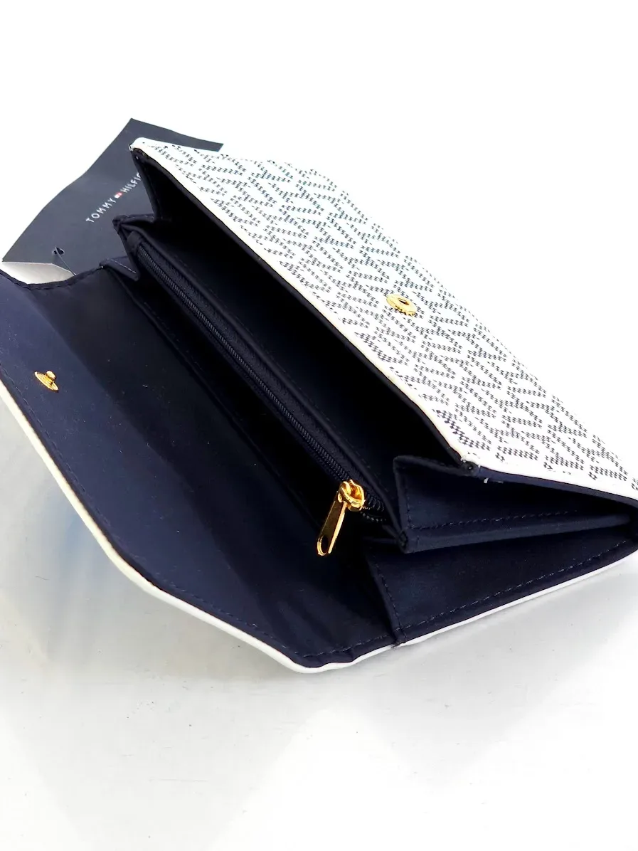 Cartera Tommy Hilfiger color blanco con detalle azul y celeste