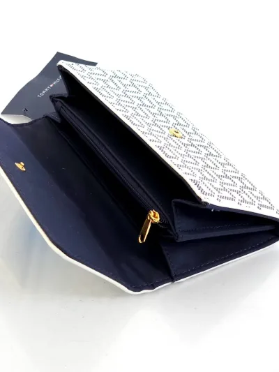 Cartera Tommy Hilfiger color blanco con detalle azul y celeste