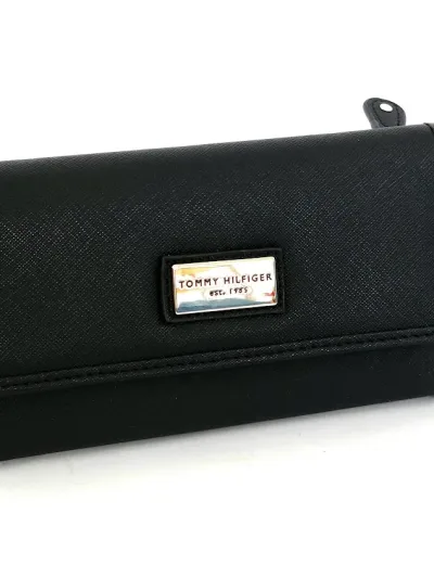 Cartera Tommy Hilfiger para dama color negro.