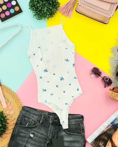Body H Y M para dama color blanco con estampado de flores