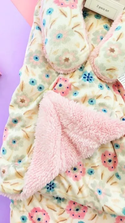 Conjunto de almohada y cobija con diseño floral multicolor