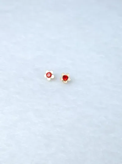 Par de aretes para dama diseño de flor con perla roja