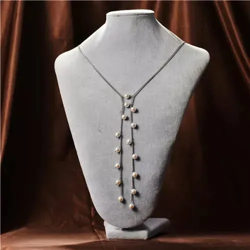 Collar largo de acero inoxidable para dama color plateado con perlas